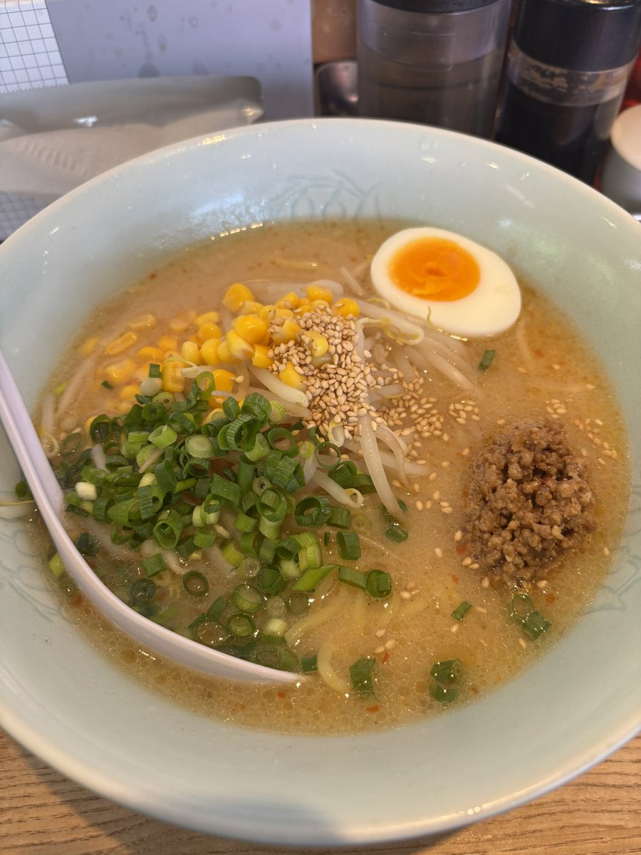 bakudantarou's tweet photo. 都留　元祖札幌や
味噌らーめん　980
GWやからな道の駅とか売り切ればっかでたこ焼きしか食べられんかったから
擬妙な時間やけどせっかくやからで推しているの食べたで
なんかメニューの写真と違う気がしたけどまあまあうまかったな
ええ経験になったで
＃麺喰い
＃味噌らーめん
＃らーめん https://t.co/qdaYNVu58x
