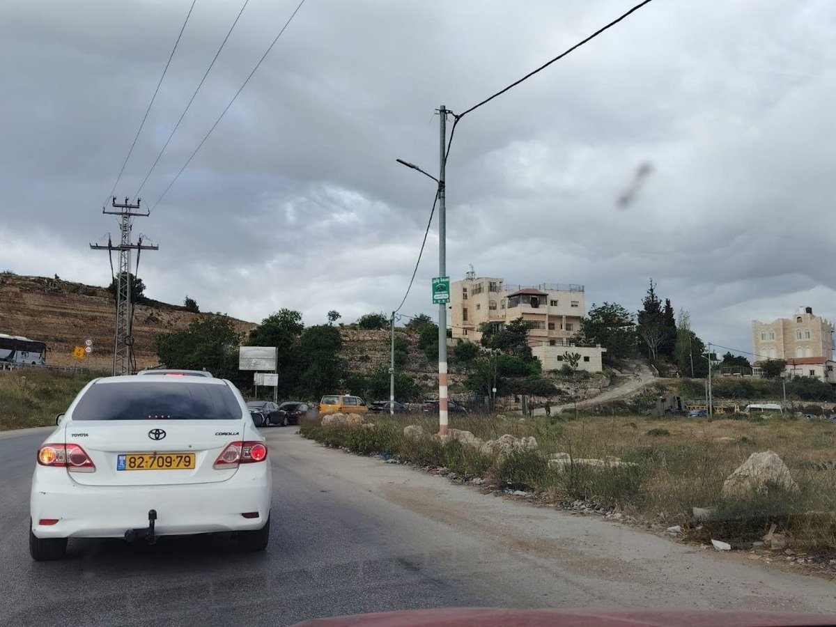 PalinfoFr's tweet image. #Photos | Les forces d’occupation installent un barrage et fouillent les véhicules sur la route d’Aqabat Hasna, à l’ouest de Bethléem, dans le sud de la Cisjordanie, ce matin.⭕️