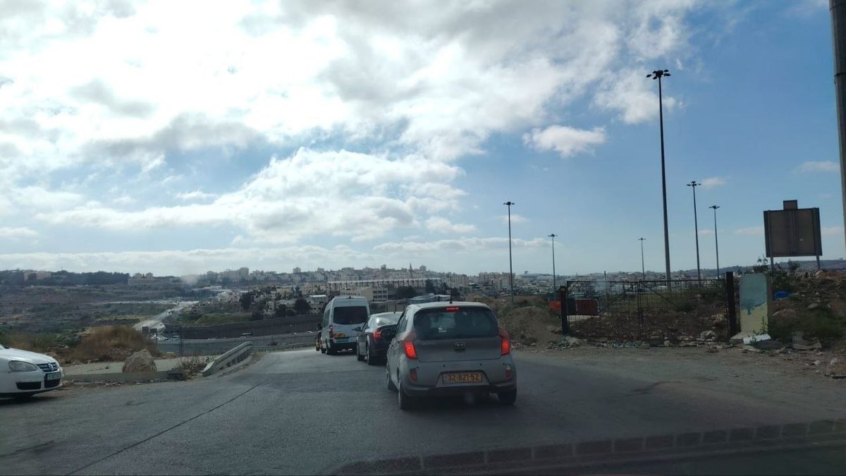 PalinfoFr's tweet image. #Photos | Les forces d’occupation installent un barrage et fouillent les véhicules sur la route d’Aqabat Hasna, à l’ouest de Bethléem, dans le sud de la Cisjordanie, ce matin.⭕️