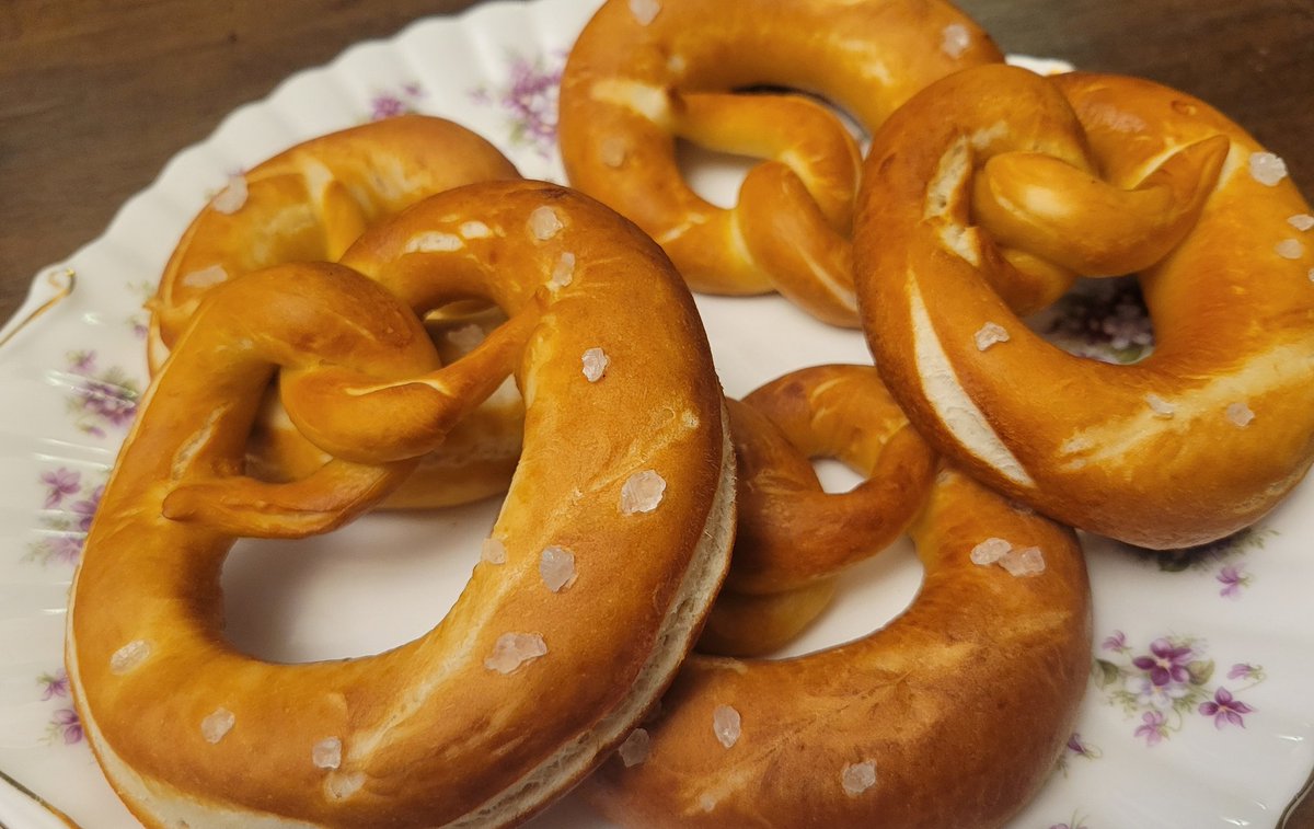 roy_hds's tweet photo. 美味しいプレッツェルに出会えなくて、自分で作った。ちょっと上手にできているのでは！ https://t.co/BUMHunFG5t
