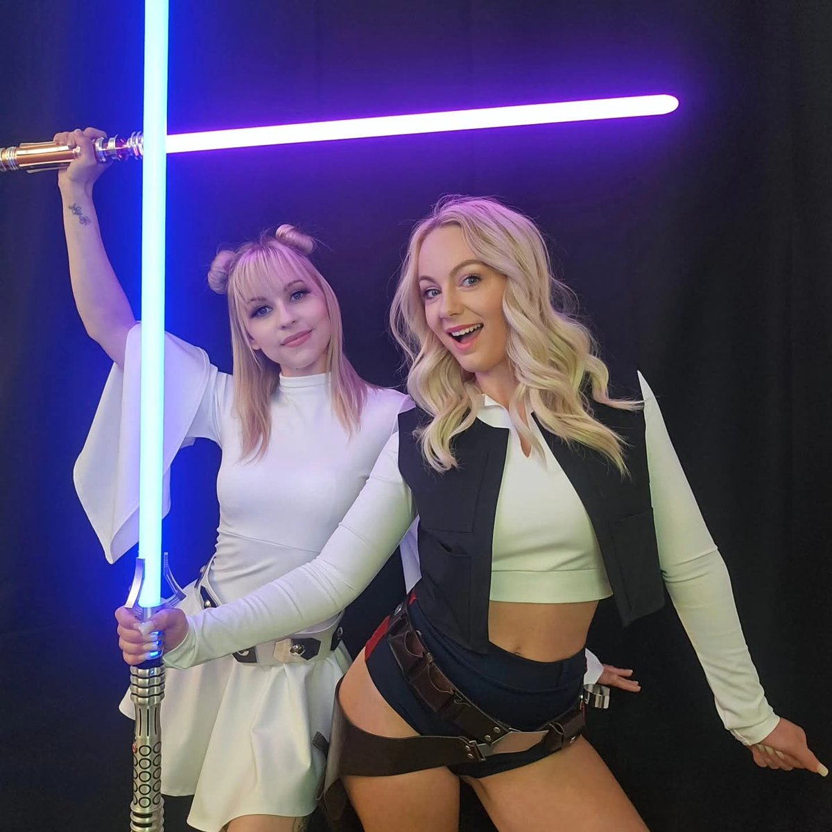its_chloehill's tweet photo. Happy Star Wars Day!! 🌟 May The 4th Be With You!! #starwars #starwarsfans #cosplay https://t.co/uRO3g1ag0O
