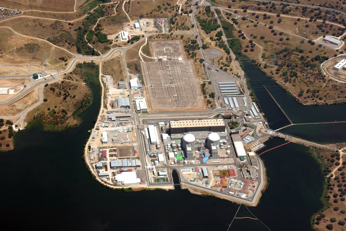 AlexXplore's tweet image. 🇪🇸 La centrale nucléaire d’Almaraz, la plus grande d’Espagne avec ses 2 réacteurs, produit 7 % de l’électricité du pays et emploie près de 800 salariés.    

☢️ Sa fermeture prévue en 2027-2028 menace l’économie d’une région déjà très pauvre, où elle représente 5 % du PIB