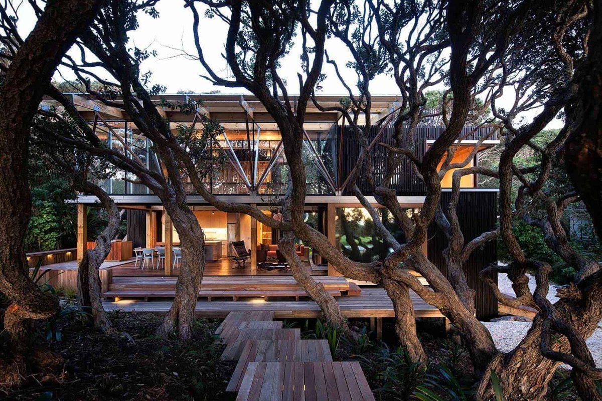 OneKindesign's tweet image. New Zealand beach house covered by a canopy of pohutukawa trees 
onekindesign.com/new-zealand-be…