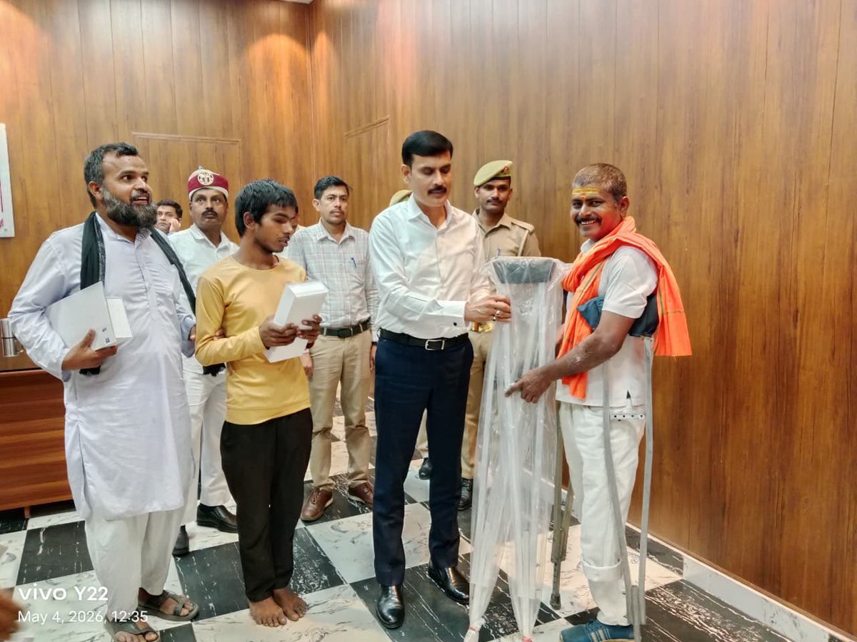 dmballia's tweet photo. जनसुनवाई में आज दिव्यांगजनों को स्मार्ट केन व बैसाखी प्रदान कर उनके जीवन को सहज बनाने का प्रयास किया गया । हमारा संकल्प है कि कोई भी जरूरतमंद पीछे न रहे। अधिकारियों को निर्देश दिए गए हैं कि हर पात्र व्यक्ति तक योजनाओं का लाभ समय पर पहुंचे। https://t.co/U6RooP4Nga