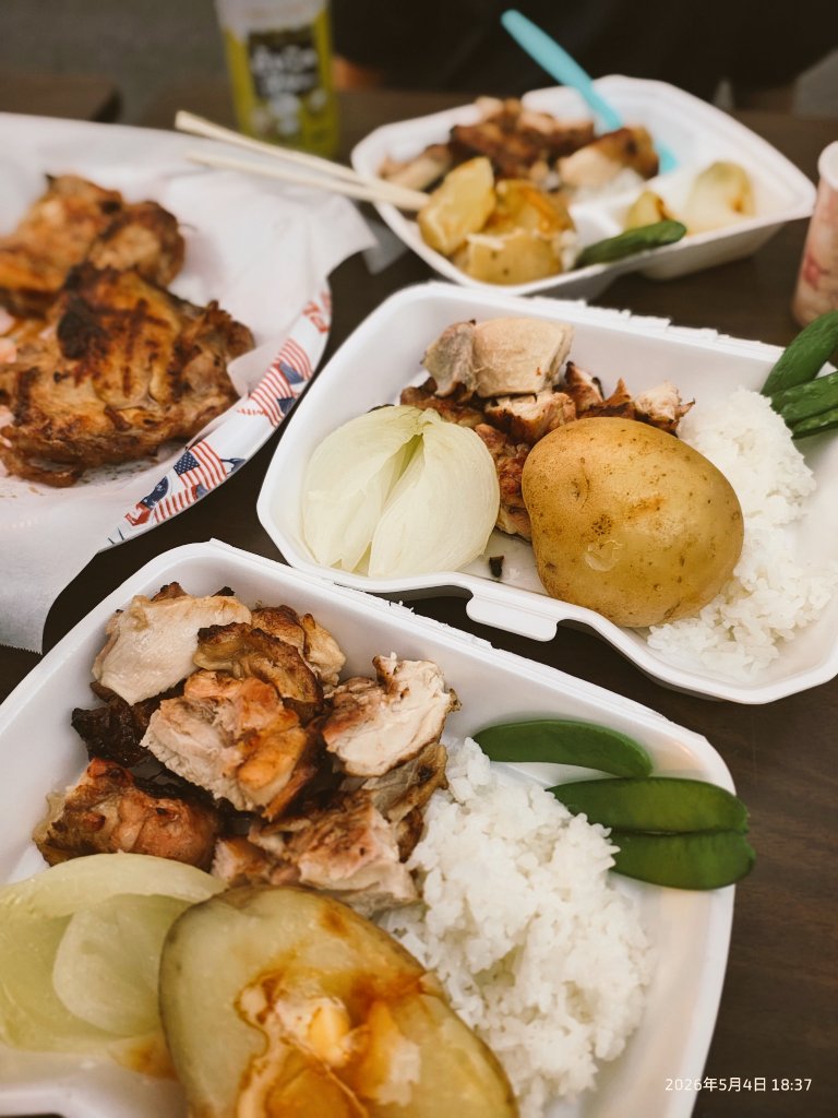 shun_ka_shu_tow's tweet image. 子供達の「お外で食べたーい😆🙌🎶」の声にお応えして自宅でBBQ中～🍖🍖🍖
☀カンパーイ🍻
母も孫と一緒で楽しそう🎶
少しは親孝行出来てるかな😊🍀
こういう何気ない家族の時間に、
幸せを感じます( *´艸`)～🎶
皆さんもGW満喫していますか❓
 #ゴールデンウィーク  #BBQ  #HOLIDAY  #TOKYO  #Japan