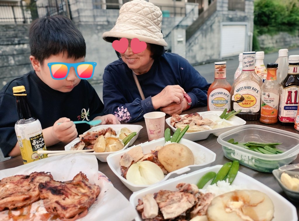 shun_ka_shu_tow's tweet image. 子供達の「お外で食べたーい😆🙌🎶」の声にお応えして自宅でBBQ中～🍖🍖🍖
☀カンパーイ🍻
母も孫と一緒で楽しそう🎶
少しは親孝行出来てるかな😊🍀
こういう何気ない家族の時間に、
幸せを感じます( *´艸`)～🎶
皆さんもGW満喫していますか❓
 #ゴールデンウィーク  #BBQ  #HOLIDAY  #TOKYO  #Japan