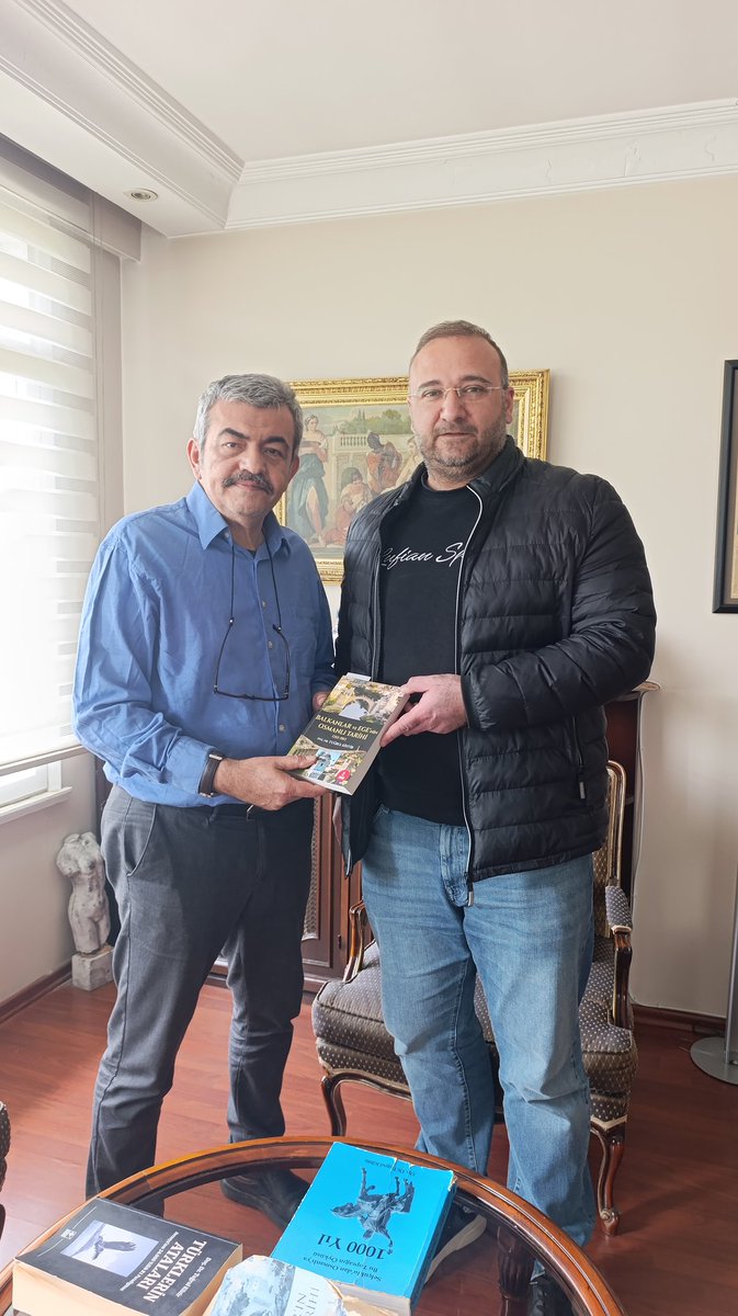 enginmilhan's tweet photo. Başkanımız Doç. Dr. Tuğrul Kihtir ile bir araya gelerek “Balkanlar ve Ege’nin Osmanlı Tarihi 1352-1913” adlı eserini imzalı alma mutluluğunu yaşadım. 

Tarihe ışık tutan bu değerli çalışması, nazik sohbeti ve imzalı kitabı için kendisine teşekkür ederim 🙏🇹🇷 @TugrulK_ZaferP https://t.co/Y1hrL2nMR7