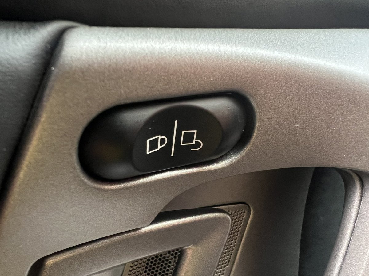lamborghiniman's tweet image. 「ベタベタ」ボタン、ついに撃退しました！「ある液体」で、ひたすら地道にフキフキ...。
除去できました。ご希望の方はDM ください。
#ランボルギーニ #Lamborghini #ガヤルド #Gallardo #スーパーカー #Supercar #DIY #メンテナンス #洗車 #車好き #車好きと繋がりたい #欧州車あるある #ベタ付