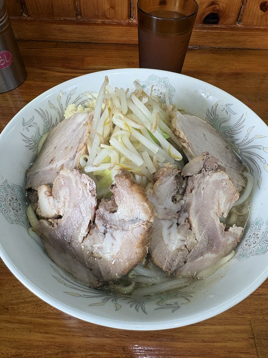 Sb4Uus's tweet photo. やっぱうまいね〜
ジジイにはちょうど良い量と脂😋
そして麺がバリうま🍜
娘のチャーシューもらって4枚✌️
アニキが作るよりスープ少なめだな😅
#松信ラーメン https://t.co/pTwI4YFxus