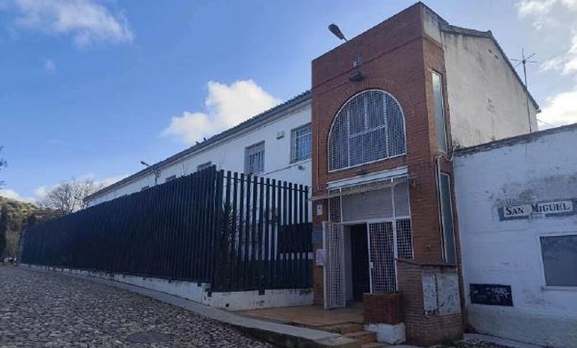 IndeGranada's tweet photo. .@PodemosGranada recurre la venta de la Junta del Centro de Menores de San Miguel para convertirlo en hotel

👉Tras reunirse con la plataforma @AlbzHabitable: Te informamos.
https://t.co/G2VFU5zYiX https://t.co/abgVF7IsfJ