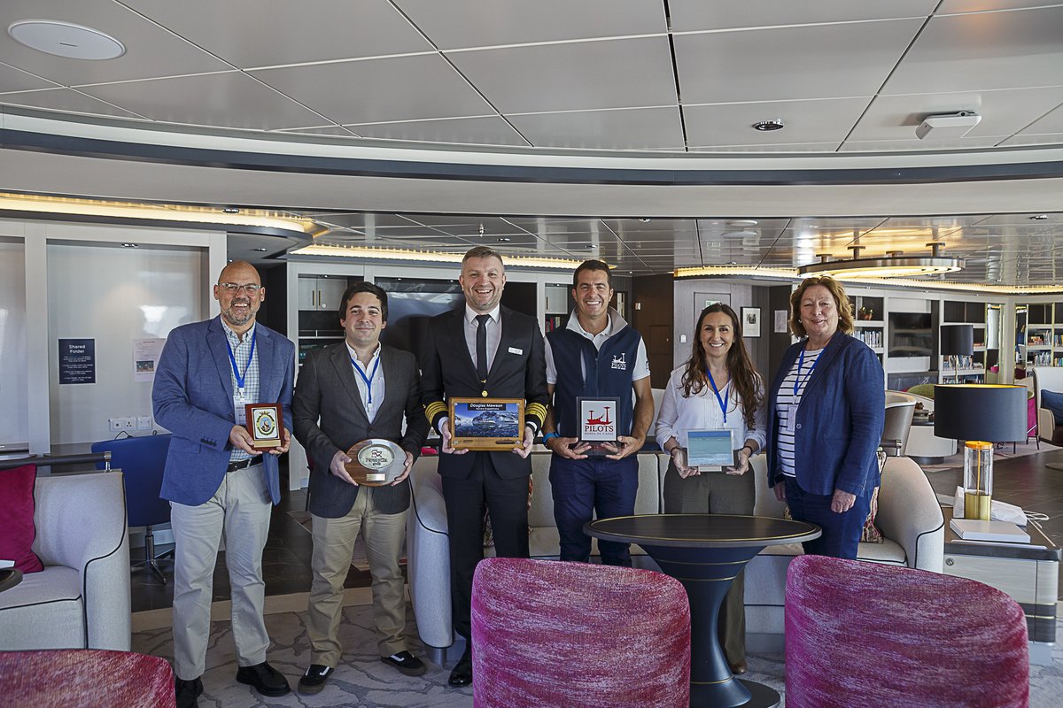 puertodecadiz's tweet photo. Buenos días, hoy hemos recibido al crucero de expediciones por la Atlántida DOUGLAS MAWSON, de @Polar_Experts
¡Bienvenidos!
#cadiz #DouglasMawson #cruiseship #PortsofSpain #AuroraExpeditions https://t.co/EsZR1WThIV