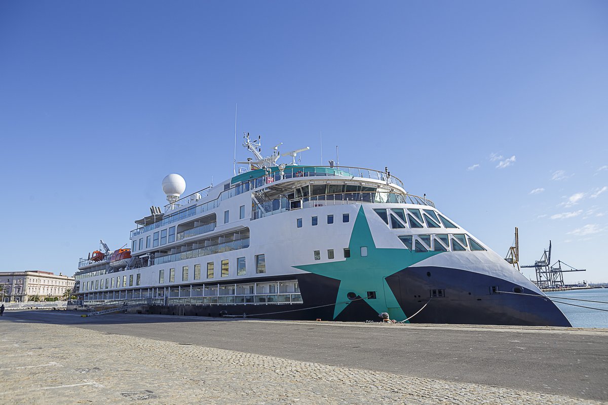 puertodecadiz's tweet photo. Buenos días, hoy hemos recibido al crucero de expediciones por la Atlántida DOUGLAS MAWSON, de @Polar_Experts
¡Bienvenidos!
#cadiz #DouglasMawson #cruiseship #PortsofSpain #AuroraExpeditions https://t.co/EsZR1WThIV
