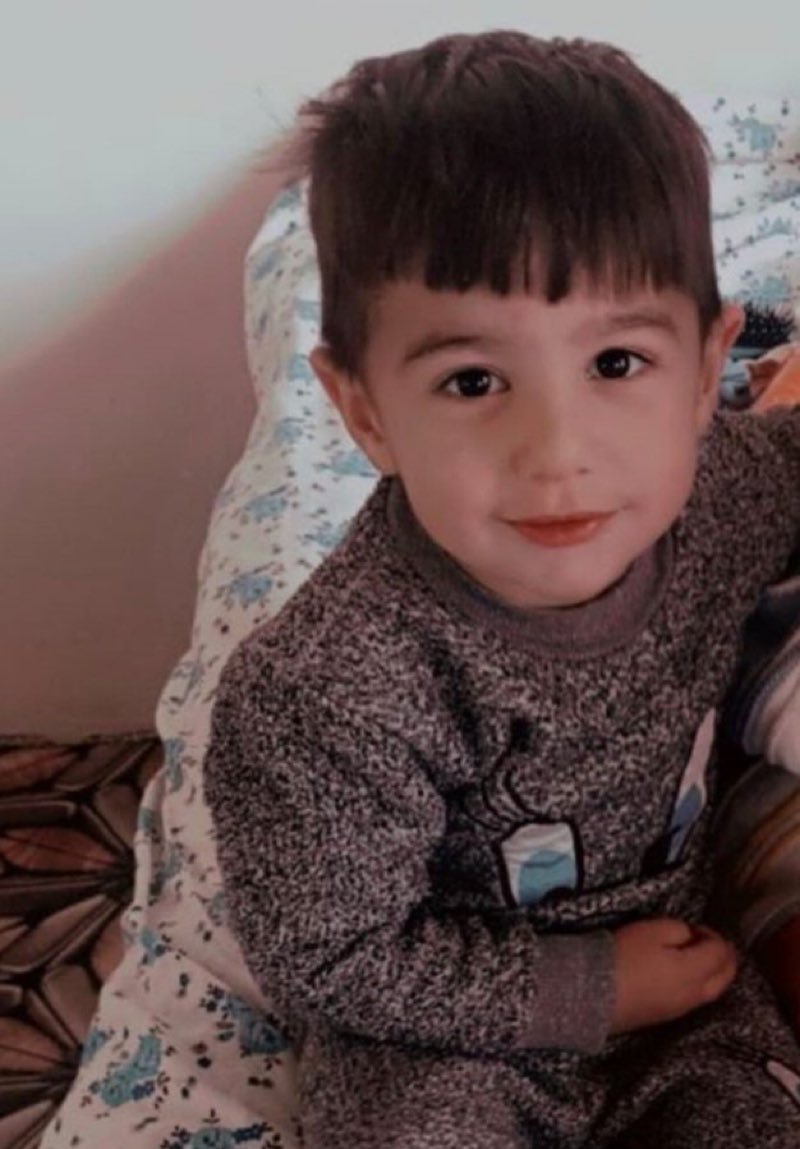 🇹🇷 Aziz Milletimize Sesleniyoruz:

5 yaşında bir melek.. 👼🥹
Daha hayatın ne olduğunu bile anlayamadan, oyun oynayacağı yaşta sokakta can verdi..

Bu acı; tarif edilemez, kabul edilemez..

Mesele nettir:
Çocuklarımızın güvenliği tartışma konusu olamaz..
Hiçbir ihmalkârlık,