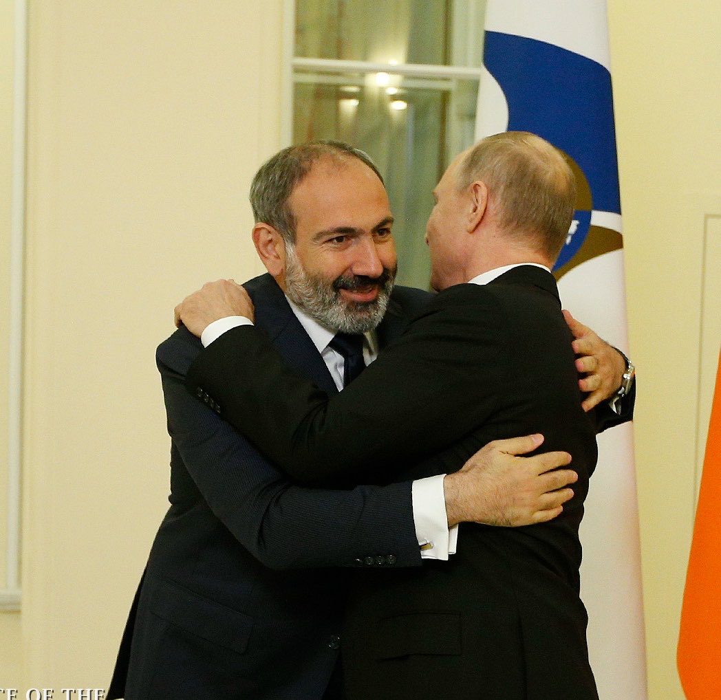 Dlaczego Tusk radośnie ściska się z facetem, który ledwie miesiąc wcześniej ściskał się z Putinem? Czy premier Armenii przekazuje Tuskowi instrukcje z Moskwy?