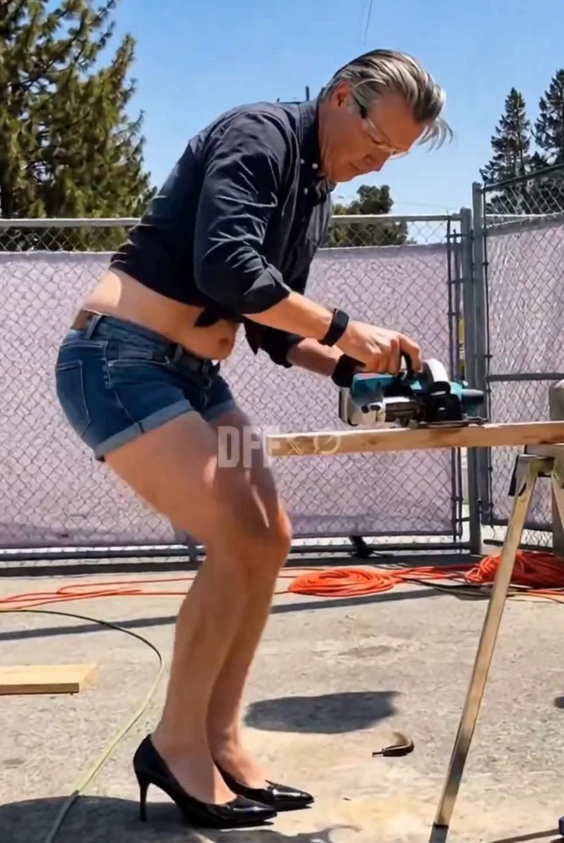 TYoder83's tweet photo. @CAgovernor @FilmCalifornia Heard you had a photo op? Looking real cute there. https://t.co/D3XIxwc8rD