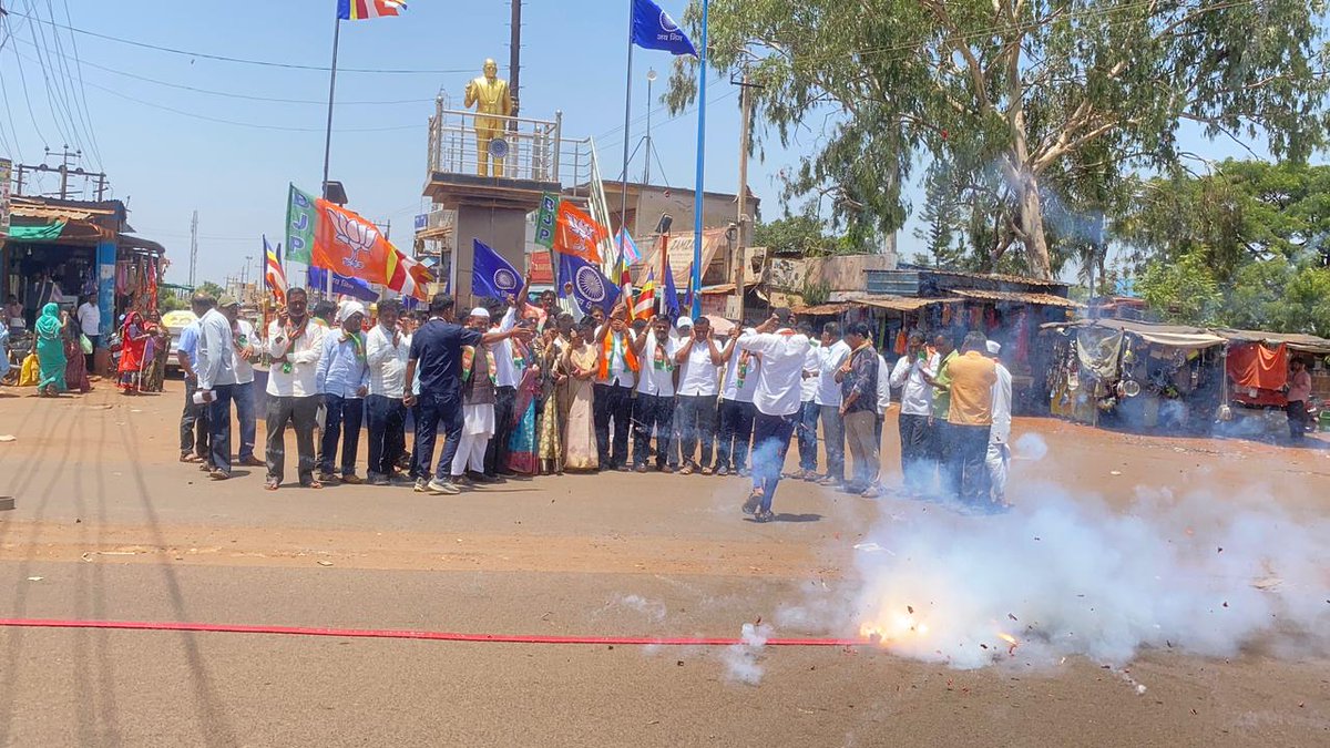 SBeldale's tweet photo. ದೇಶದ ಮೂರು ಪ್ರಮುಖ ರಾಜ್ಯಗಳಾದ ಪಶ್ಚಿಮ ಬಂಗಾಳ, ಅಸ್ಸಾಂ ಹಾಗೂ ಪುದುಚೇರಿಯಲ್ಲಿ ಜೆಜೆಪಿ (ಎನ್‌ಡಿಎ) ಐತಿಹಾಸಿಕ ಗೆಲುವು ಸಾಧಿಸಿದ ಹಿನ್ನೆಲೆಯಲ್ಲಿ ಬೀದರ್ ದಕ್ಷಿಣ ಕ್ಷೇತ್ರದ ಮನ್ನಾಏಖೇಳ್ಳಿ ಗ್ರಾಮದಲ್ಲಿ ಪಟಾಕಿ ಸಿಡಿಸಿ, ಸಿಹಿ ಹಂಚುವ ಮೂಲಕ ಭರ್ಜರಿ ವಿಜಯೋತ್ಸವ ಆಚರಿಸಲಾಯಿತು. 🎉

 #ModiHaiToMumkinHai https://t.co/QMAbD67byz