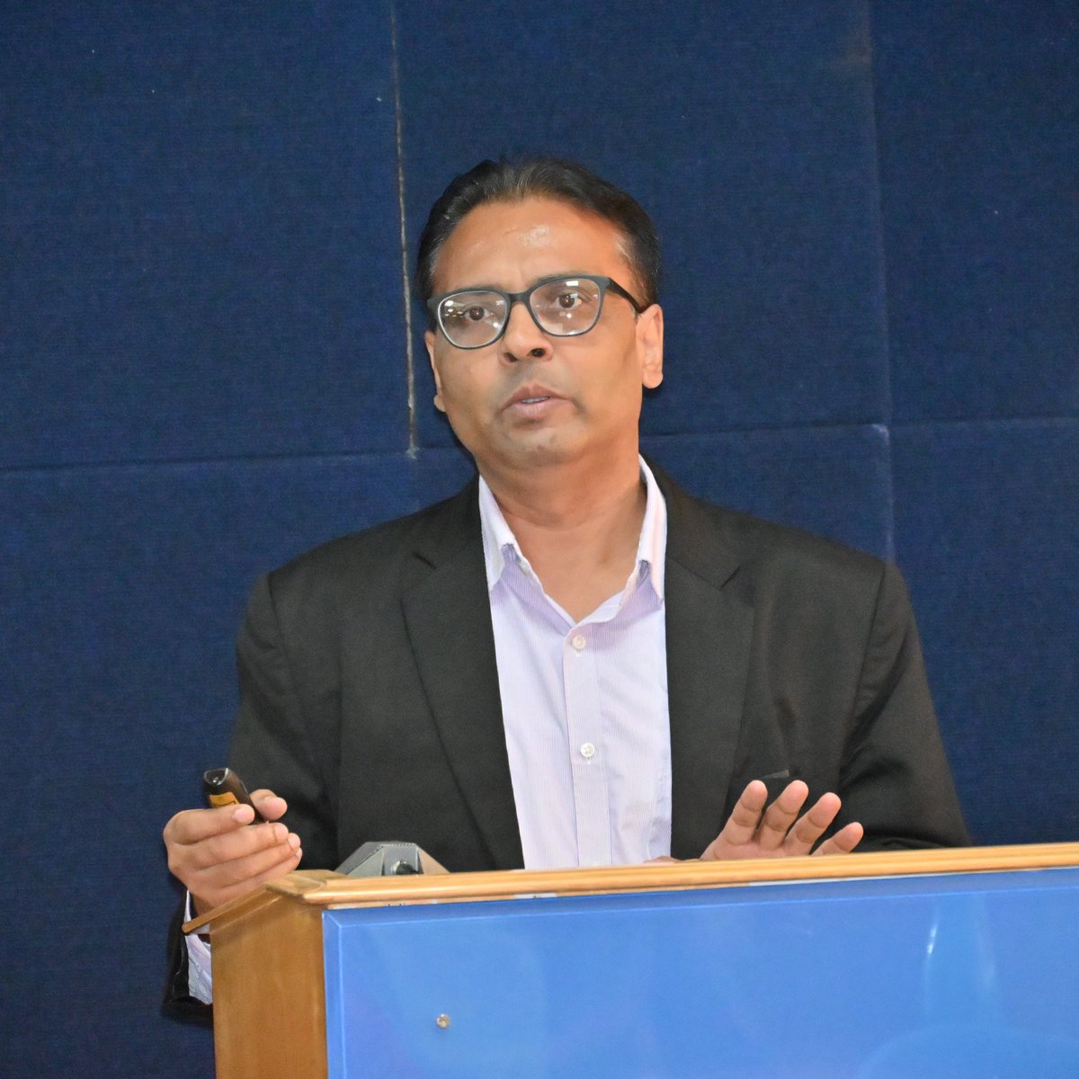 IDSAIndia's tweet photo. Dr. Ranjit Kumar Dhawan, Associate Fellow, Manohar Parrikar IDSA, spoke on “India – South Korea Cooperation in Arms Production &amp; Shipbuilding" at the Monday Morning Meeting. Dr. @shayesN chaired the session. @IDSAIndia scholars participated in the lively discussion &amp; Q&amp;A session. https://t.co/yIzcqSn76V