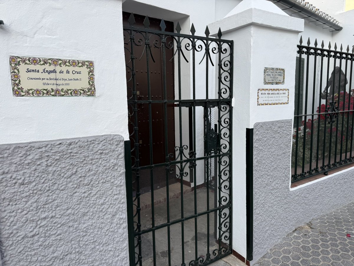 🔵 E F E M É R I D E

Hoy, 4 de mayo, recordamos la canonización de Santa Ángela de la Cruz, proclamada por Juan Pablo II en Madrid.

Nos dejó una enseñanza que sigue iluminando el camino:
“Hay que hacerse pequeño, muy pequeño, para que Dios sea grande en nosotros.”

Una verdad