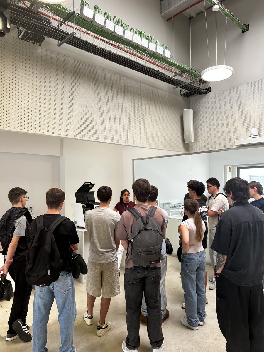 Gpainnova's tweet photo. #GPAINNOVA recibió la semana pasada al alumnado de Ingeniería de Materiales de @UniBarcelona, quien pudo conocer de cerca nuestra actividad a través de una visita guiada y charlas con miembros del equipo.

¡Gracias por visitarnos un año más! ✨

#UB #DLyte #TestLab #pulido https://t.co/QnffkNUQBb