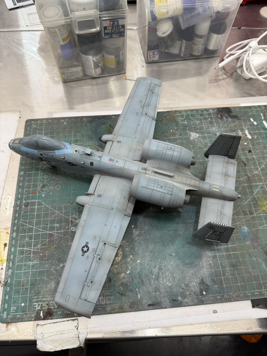 Oosuzu104's tweet photo. #A10C

フィルタリングとストレーキングをした後、クレオスのなめらかフラットクリアをエアブラシしました。
次回は武装を組み付けて、
翼端燈などを仕上げて完成を狙います。 https://t.co/LgfxUMcgzL