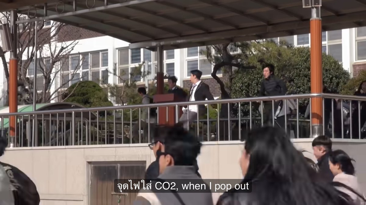 กรุตายยย ละท่อนนี้มีคอร์บอกว่า “ในฐานะเด็กวิทย์ การบอกว่าจุดไฟใน CO₂ มันขัดใจมากเลย ทำไงดี…” แล้วคนบอกให้อภัยพวกนางเถอะ นางไม่ได้ไปโรงเรียน555555555555555555555