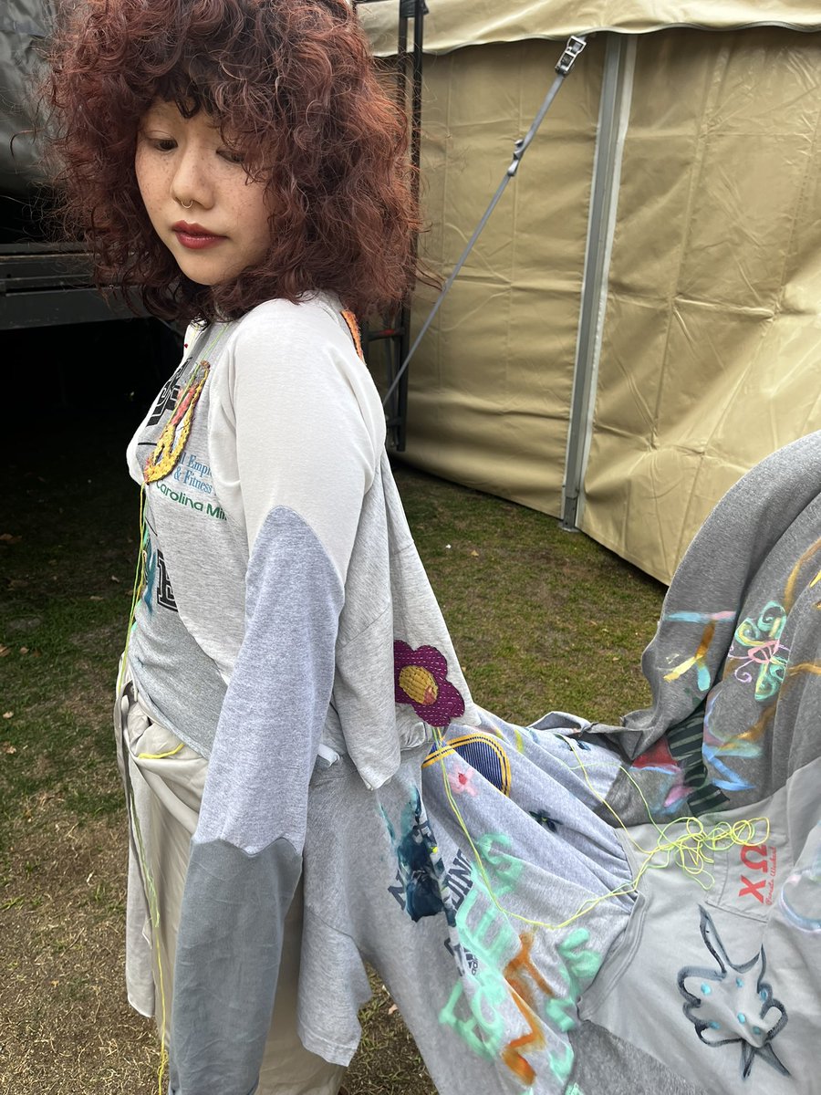 omochiningen_'s tweet photo. NO WAR🕊️

初VIVA LA  ROCK

スタイリストが手作りしたトップスに
カンタキルトで作ったモチーフを縫って
仕上げに楽屋でみんなでペイント☼

私たちなりの反戦の主張 https://t.co/0GtvIBjWaW