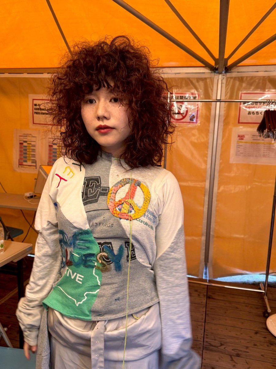 omochiningen_'s tweet photo. NO WAR🕊️

初VIVA LA  ROCK

スタイリストが手作りしたトップスに
カンタキルトで作ったモチーフを縫って
仕上げに楽屋でみんなでペイント☼

私たちなりの反戦の主張 https://t.co/0GtvIBjWaW