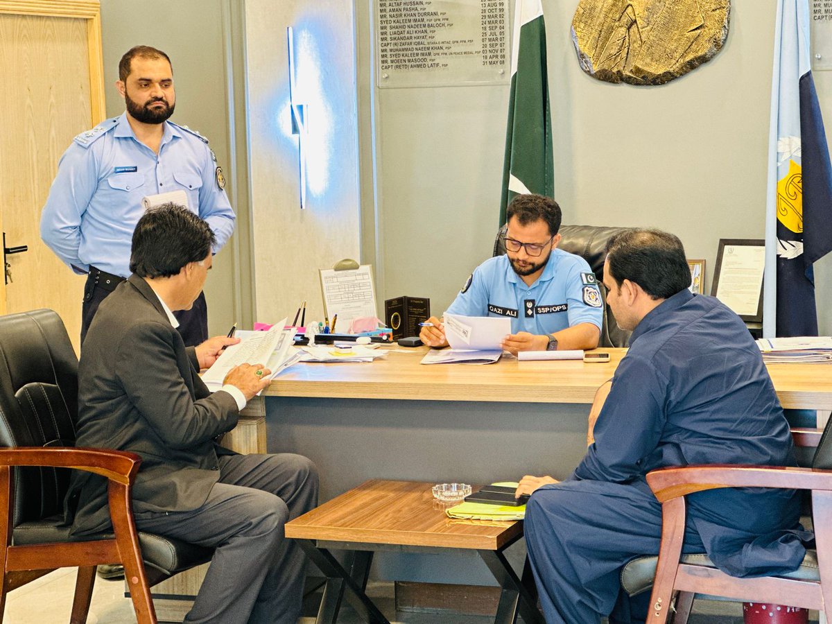 ICT_Police's tweet image. اوپن ڈور پالیسی کے تحت شہریوں کے مسائل کے فوری حل کے لیے ایس ایس پی آپریشنز اسلام آباد قاضی علی رضا نے اپنے دفتر میں شہریوں سے ملاقات کی، ان کے مسائل سنے اور فوری حل کے لئے اقدامات کئے۔

#WeRIslamabadPolice #OPS #Islamabad