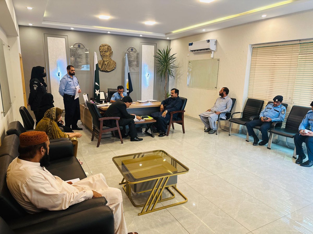 ICT_Police's tweet image. اوپن ڈور پالیسی کے تحت شہریوں کے مسائل کے فوری حل کے لیے ایس ایس پی آپریشنز اسلام آباد قاضی علی رضا نے اپنے دفتر میں شہریوں سے ملاقات کی، ان کے مسائل سنے اور فوری حل کے لئے اقدامات کئے۔

#WeRIslamabadPolice #OPS #Islamabad