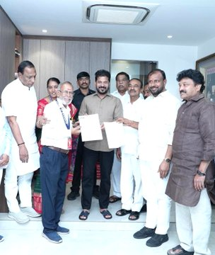 airnews_hyd's tweet photo. 🟦హైదరాబాద్ జవహర్ నగర్ యాంటీ డంపింగ్ యార్డ్ జాయింట్ యాక్షన్ కమిటీ ప్రతినిధులు సీఎం @revanth_anumula ని కలిసి వినతిపత్రం సమర్పించారు.
🟦డంపింగ్ యార్డును జవహర్ నగర్ నగర్ నుంచి తరలించాలని విజ్ఞప్తి చేశారు.
#JawaharNagar #DumpingYard https://t.co/mVdumsUsbX