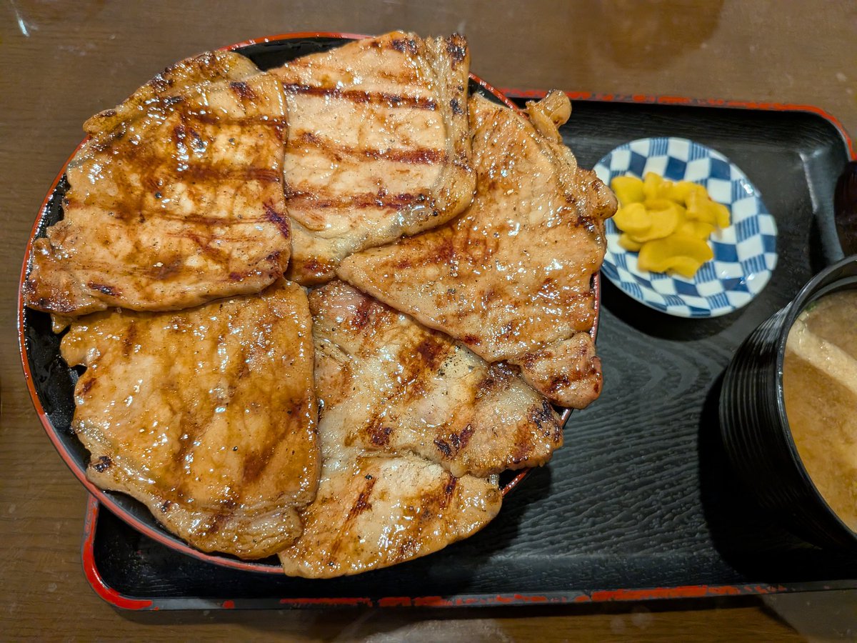 息子の観戦がてら帯広へ
直前に三人部屋のビジホが安く取れて😃
息子体調心配だったが、なんとか部の車で行けた！
祖母の三回忌の年だったのでついでにお参りも📿
ただご飯難民になりかけた💦
いつもGWに行っても普通に入れる店が、急に人気出たのか予約で一杯だったり…並んだ豚丼美味しかった😋