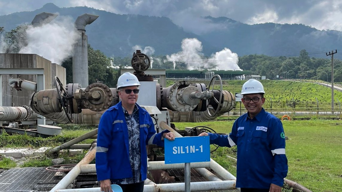 CanEmbIndonesia's tweet photo. Pernah lihat pembangkit panas bumi dari dekat? 👀 @DubesKanada baru2 ini mengunjungi PLTP Sarulla ⚡️di Sumut yang didukung 🇨🇦 &amp; @ADBIndonesia. Dengan potensi panas bumi besar, 🇮🇩 mendorong energi bersih sambil mendukung komunitas dan perempuan pengusaha ❤️#EnergiBersih https://t.co/W2kDoFXq7J