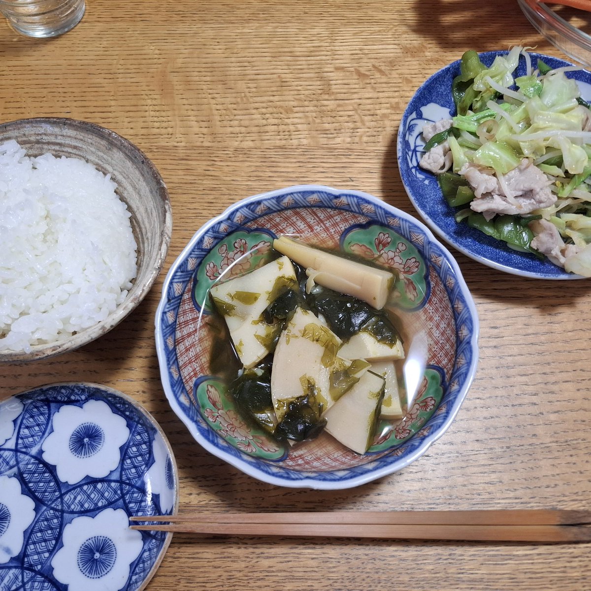 今夜は、若竹煮、肉野菜炒め、蒸しカニ。わざとらしく、今年初めての若竹煮やわ～と言うていただきましたの巻。家でこさえるワカメがデロデロになった若竹煮も美味しいのでおます。