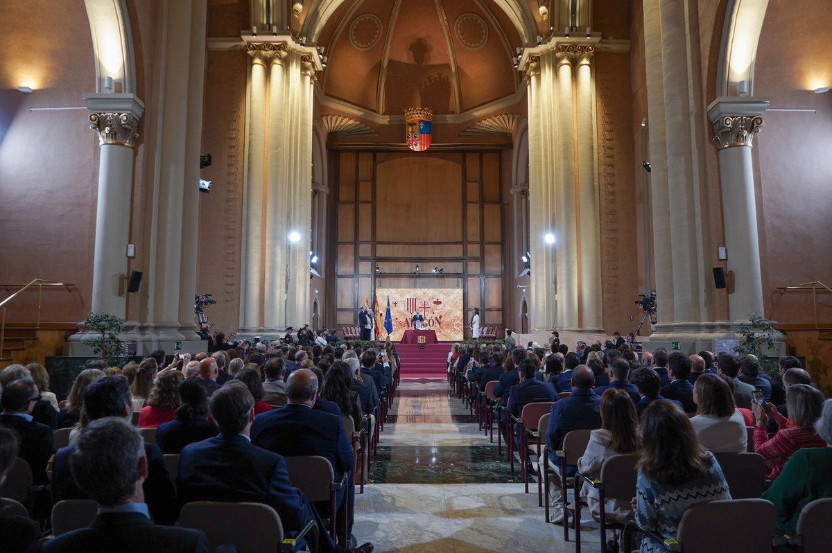 cortes_aragon's tweet photo. 👥💼 La presidenta de las Cortes de Aragón, @MariaNavarroVi, ha asistido esta mañana a la toma de posesión del nuevo Gobierno de Aragón, junto a miembros de la Mesa y diputados del Parlamento aragonés. https://t.co/3Dsodp14DA