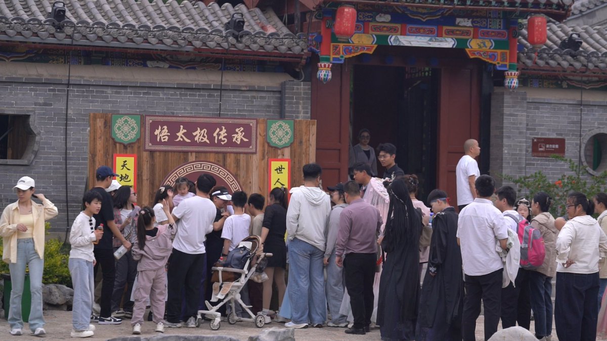 HebeiAmazing's tweet photo. ✨ This is NOT your average ancient town experience.
Welcome to Guangfu Ancient City, Handan, Hebei — where May Day vibes are in full swing.
🛶 Picture tai chi masters performing on floating platforms right above the moat. https://t.co/S5gfmMcXG7