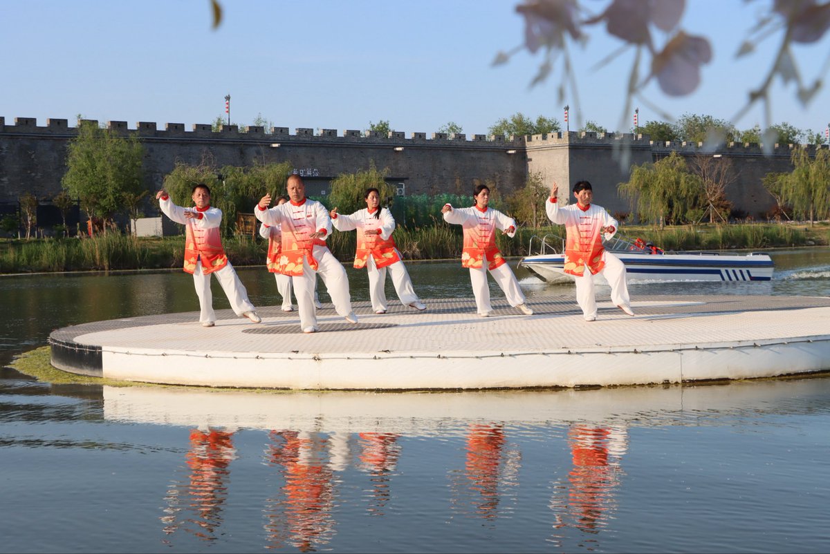 HebeiAmazing's tweet photo. ✨ This is NOT your average ancient town experience.
Welcome to Guangfu Ancient City, Handan, Hebei — where May Day vibes are in full swing.
🛶 Picture tai chi masters performing on floating platforms right above the moat. https://t.co/S5gfmMcXG7