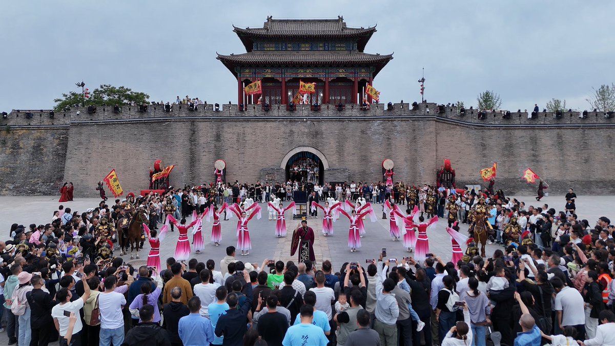 HebeiAmazing's tweet photo. ✨ This is NOT your average ancient town experience.
Welcome to Guangfu Ancient City, Handan, Hebei — where May Day vibes are in full swing.
🛶 Picture tai chi masters performing on floating platforms right above the moat. https://t.co/S5gfmMcXG7