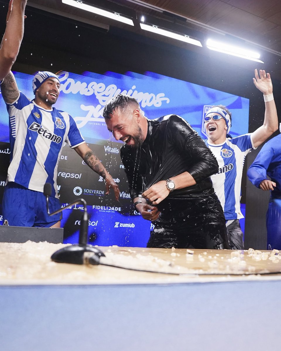 🚨 OFICIAL: Francesco Farioli é o segundo treinador mais jovem de sempre a sagrar-se campeão pelo #FCPorto, ultrapassado apenas por... André Vil­las-Boas! 💙