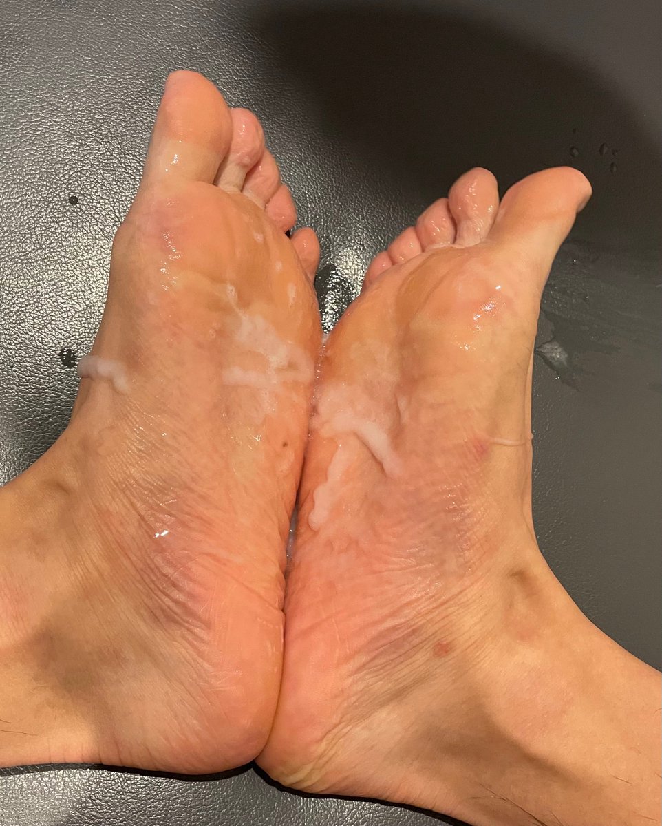 2人分の唾液と精子をいただいた足裏
こんなに汚してもらえて幸せ