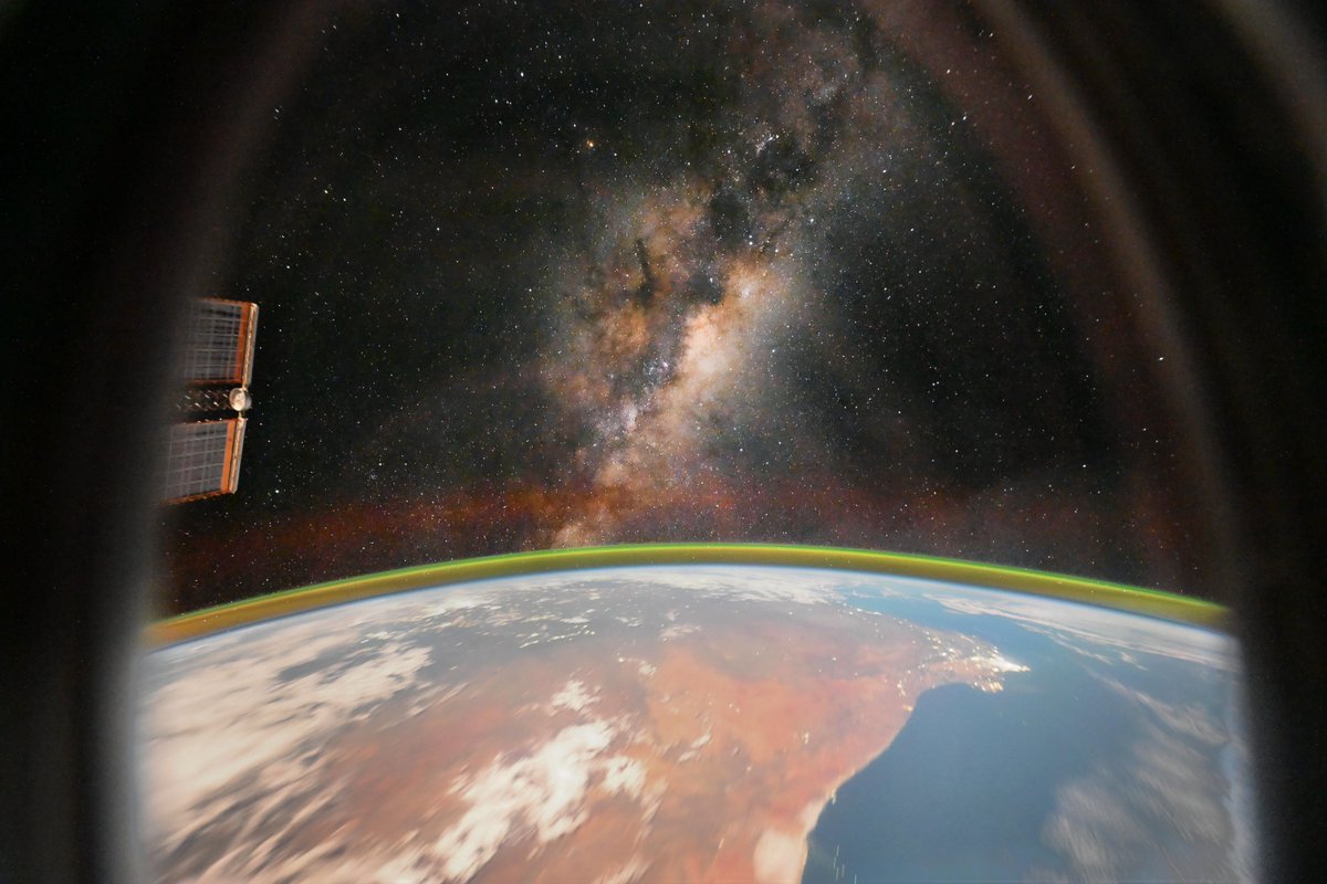 DGuillard's tweet photo. @Astro_ChrisW Awesome picture ! I took the liberty of tweaking the image a bit ;)  😅 I'm doing a little promotion for our french channel, “Escale sous les étoiles” (A Stop Under the Stars) https://t.co/QEjy1lU6cz