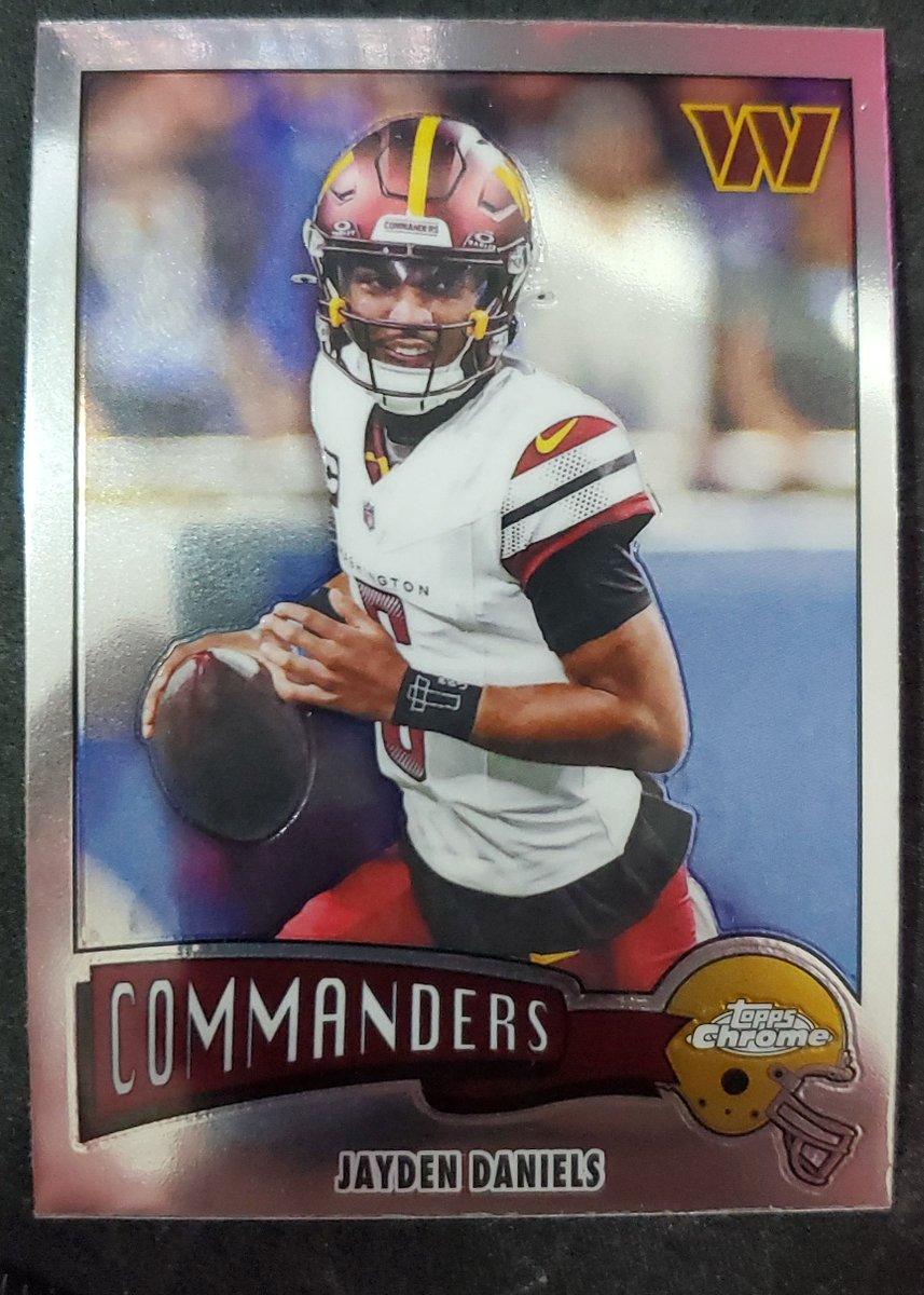 onlyrawcards's tweet image. Jayden Daniels. 2025 Topps. No slab. No middleman. Just the card.

See it in 360°
onlyrawcards.com/perfffectk

#cards #sportscards #thehobby #footballcards