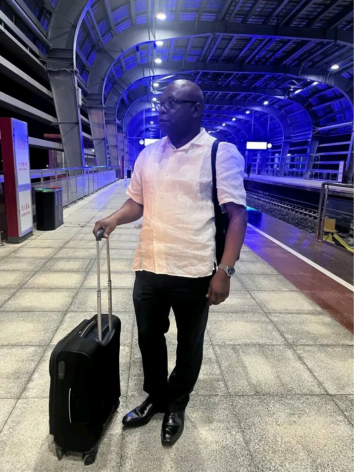 ThomboR's tweet photo. En ce jour béni, je vous souhaite un joyeux anniversaire. Que l'année nouvelle vous apporte la force, la sagesse et l'unité dans tout ce que vous entreprends. Honorable Lunguana José. https://t.co/J81C7Z6iCU