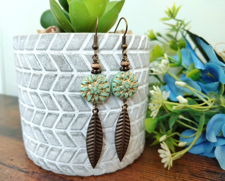 riverandwylde's tweet image. Not everything in nature is bold and in your face, which is probably why I love this pair so much. A subtle pastel flower edged in gold, complimented by rustic bronze leaves - perfect for a boho twist with a casual dress. 

folksy.com/items/8625071-…

#UKMakers #handmade #style