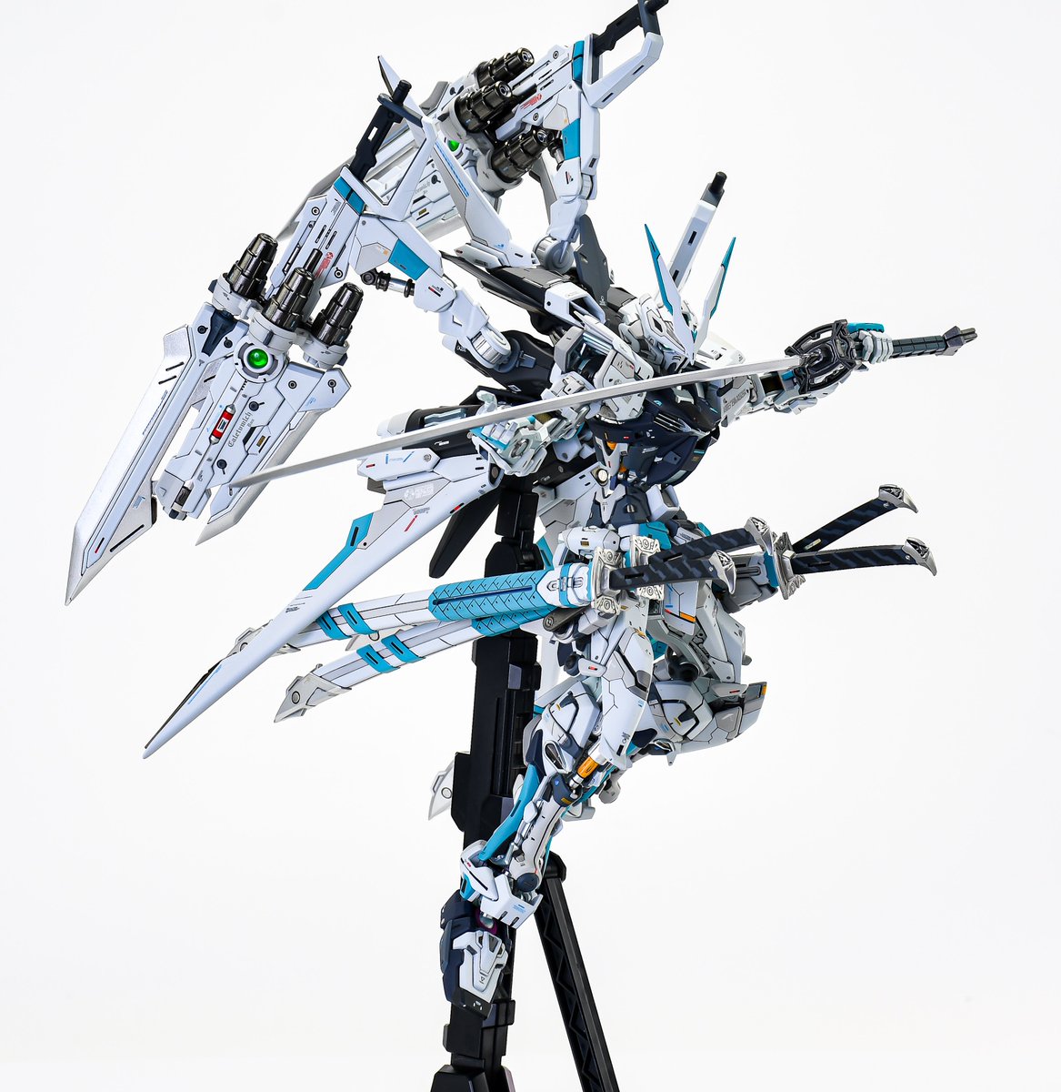 MGガンダムアストレイ
【シルバドラゴン】完成しました🌟

長刀を新たに装備しました！
久しぶりにアストレイを作って、ヤッパリすごい好きでした😊
リリトに合わせて白✖️銀で仕上げました！

#ガンプラ
#アストレイ