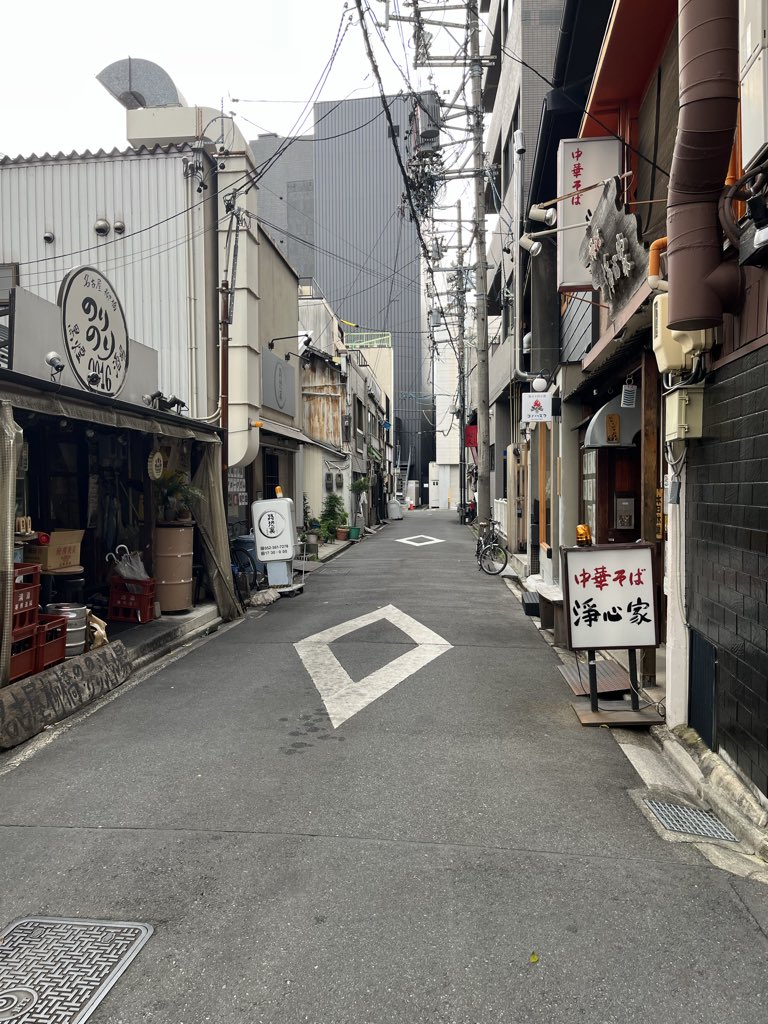 sora_20230311's tweet image. 【名古屋旅行記⑪】
D.O.さんの足跡を辿って名古屋の街をブラブラ…👣
ここを歩いたんだなぁ…♡と感動😭
珈琲とパンも美味しかった‼︎

#EXO #weareone
#EXhOrizon
#EXhOrizon_in_JAPAN