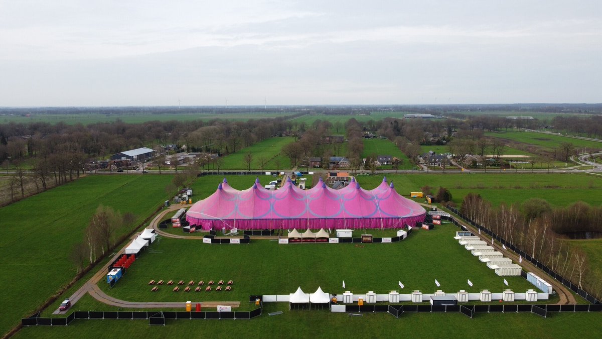 JohanBokma's tweet photo. Groot jubileumconcert Henk Wijngaard bij de Donders Dikke Tent Party https://t.co/RSmCmOFbhQ via @DalfsenNet https://t.co/wyme7gl6Sc