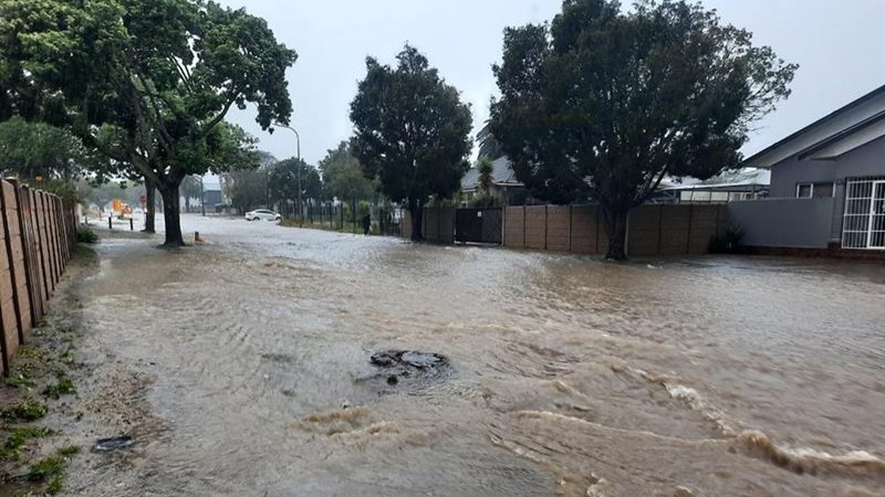 GraaffReinetA's tweet photo. Severe rain and wind to hit Western Cape and Karoo as snow threat looms #CapeStorm #WesternCapeWeather #GardenRoute #SAWeather #KarooSnow #CutOffLow https://t.co/sjXP23952A https://t.co/QdhrnLoHtb