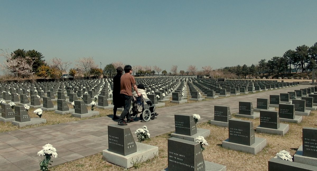 【作品情報】
『#スープとイデオロギー』アンコール上映
nanagei.com/mv/mv_n2146.ht…

消えゆく記憶を掬いとろうと、ヨンヒは母を済州島に連れていくことを決意する。それは、本当の母を知る旅のはじまりだった。

■5/9(土)～15(金) 12:25
※5/15で終了予定
<a href="/soupandideology/">映画『スープとイデオロギー』ヤンヨンヒ監督最新作</a> 
#ヤンヨンヒ