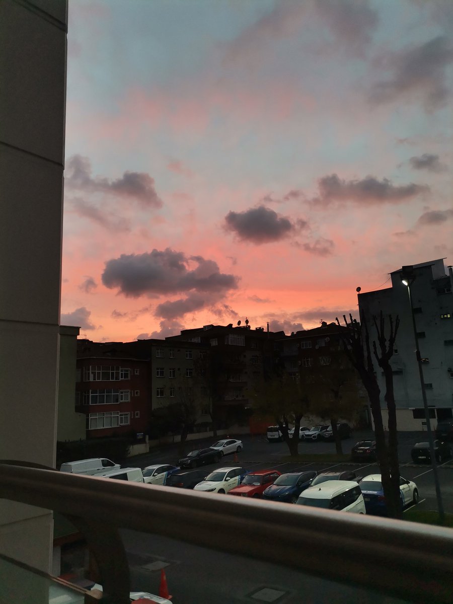 Kayaglbhr's tweet photo. Hangi günün sabahı için batıyorsun?
Bulutlar hangi mevsimine gölge? https://t.co/qFkc61sP24