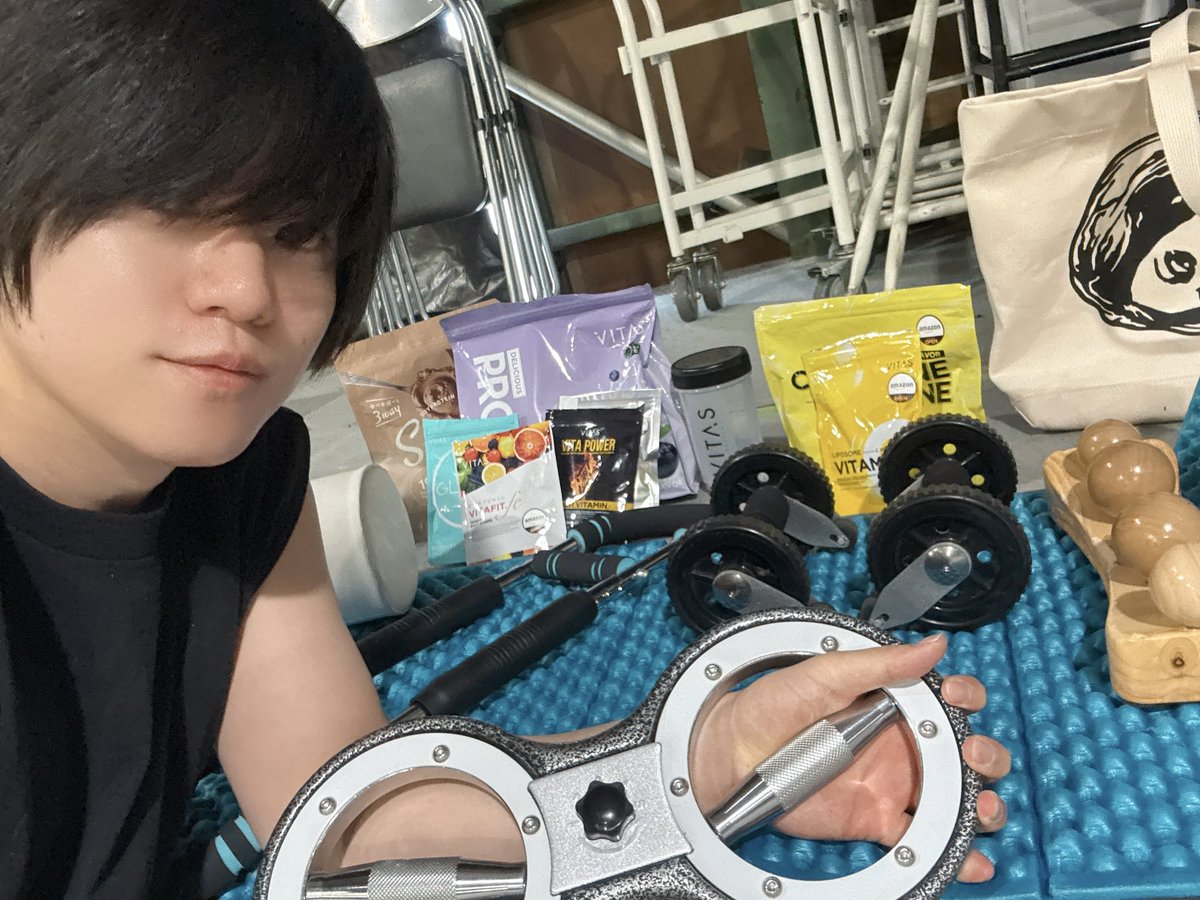 satoyugodesu's tweet photo. #舞台鬼滅の刃

筋トレ器具を大量に持って行って
稽古場の一部をジムにしています。

グルグル回す筋トレ器具は、家に遊び行った時に修一くんからもらいました。
絶対使ってないだろうと思って、欲しいって言ったらくれた。 https://t.co/uyY8W0kk5a